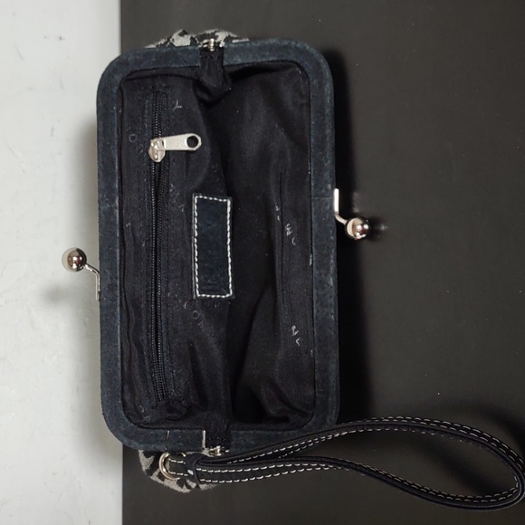 New York & Co Signature Jaquard Wristlet - Picture 4 of 5